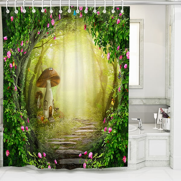 Satumaailma suihkuverho sienitalolla metsässä