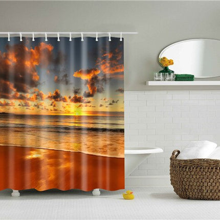 Suihkuverho merellinen auringonlasku rannalla