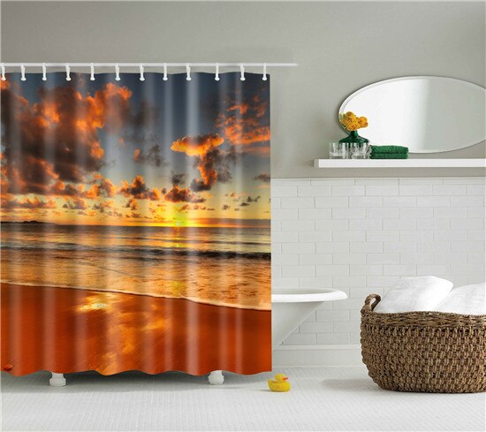 Suihkuverho merellinen auringonlasku rannalla