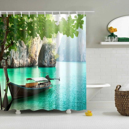 Suihkuverho veneellä turkoosissa laguunissa