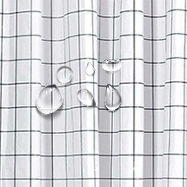 Skandinaavinen suihkuverho mustalla ruudukolla