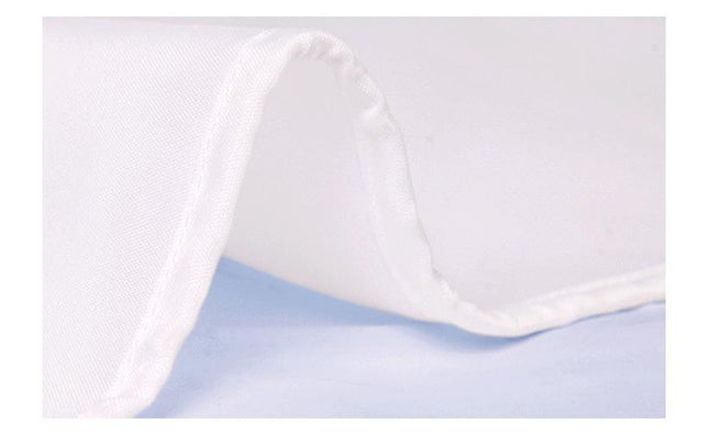 Valkoinen kankainen suihkuverho kylpyhuoneeseen