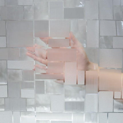 Läpikuultava neliökuvioinen suihkuverho