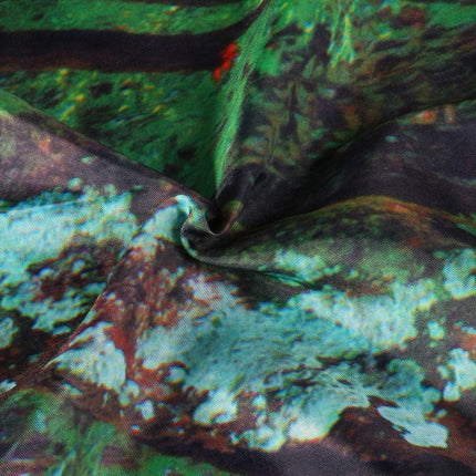 Suihkuverho upealla vesiputous-maisemalla