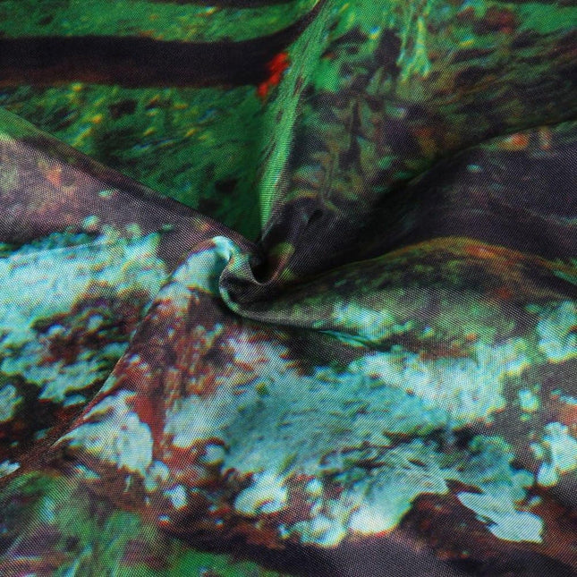 Suihkuverho upealla vesiputous-maisemalla