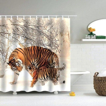 Suihkuverho tiikeriperhe talvisessa metsässä