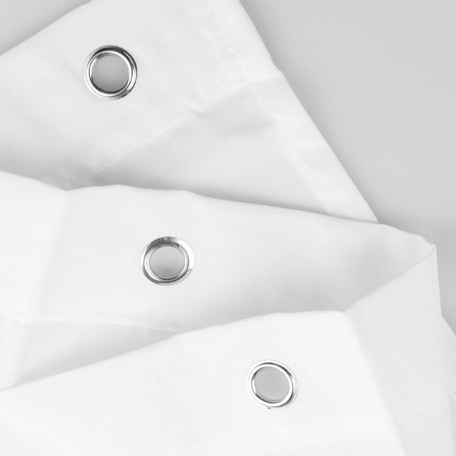 Hauska suihkuverho sikaria polttavalla bulldogilla