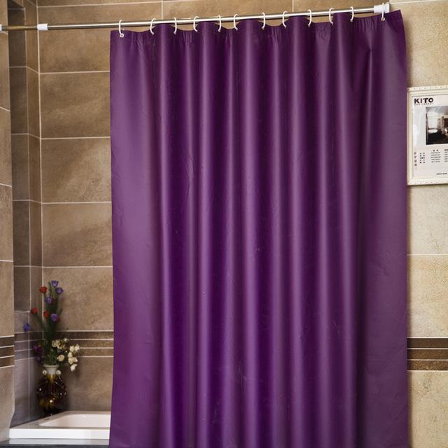 Yksivärinen purppura suihkuverho kylpyhuoneeseen