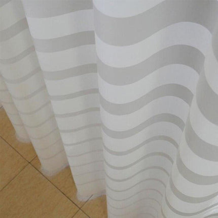 Moderni vaakasuoraan raidallinen suihkuverho