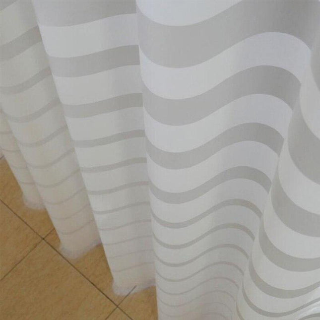 Moderni vaakasuoraan raidallinen suihkuverho