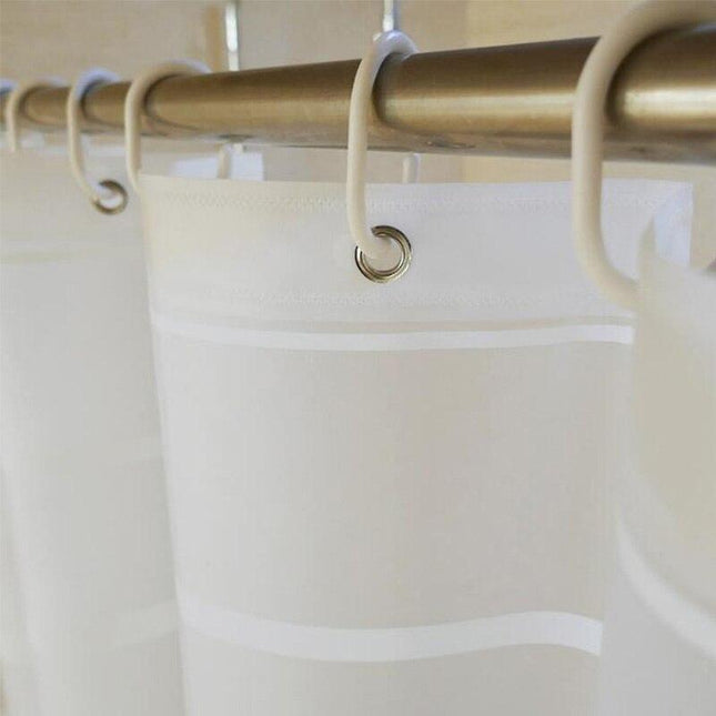 Moderni vaakasuoraan raidallinen suihkuverho