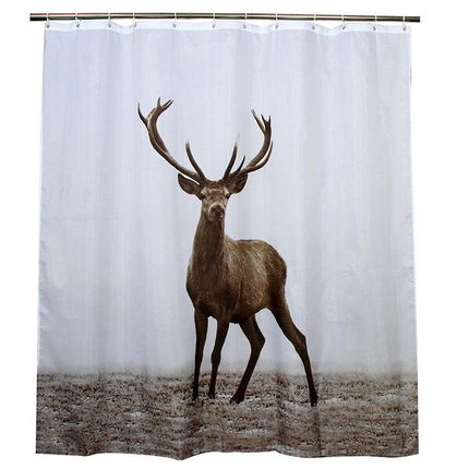 Majesteettinen peura sumussa suihkuverho