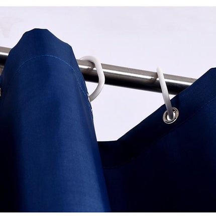 Sininen kankainen suihkuverho kylpyhuoneeseen