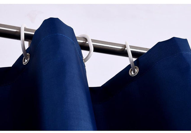 Sininen kankainen suihkuverho kylpyhuoneeseen