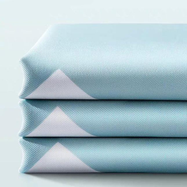 Vaaleansininen suihkuverho valkoisilla kolmioilla