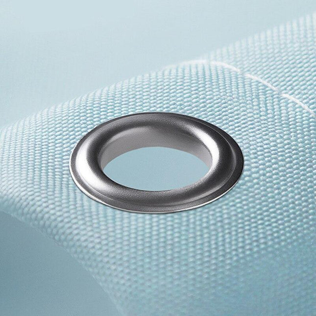 Vaaleansininen suihkuverho valkoisilla kolmioilla