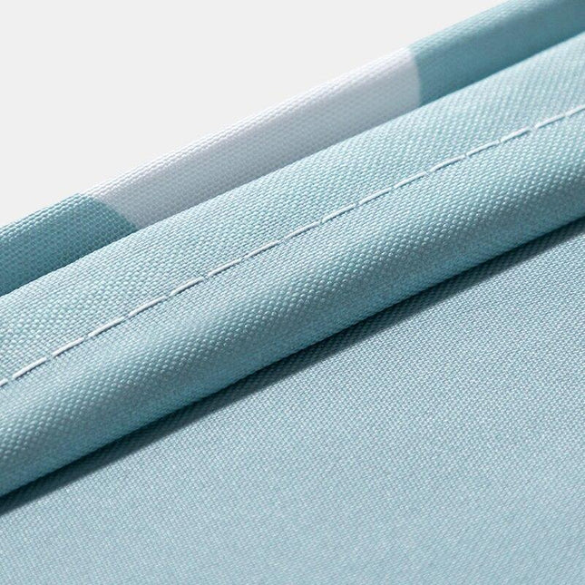 Vaaleansininen suihkuverho valkoisilla kolmioilla