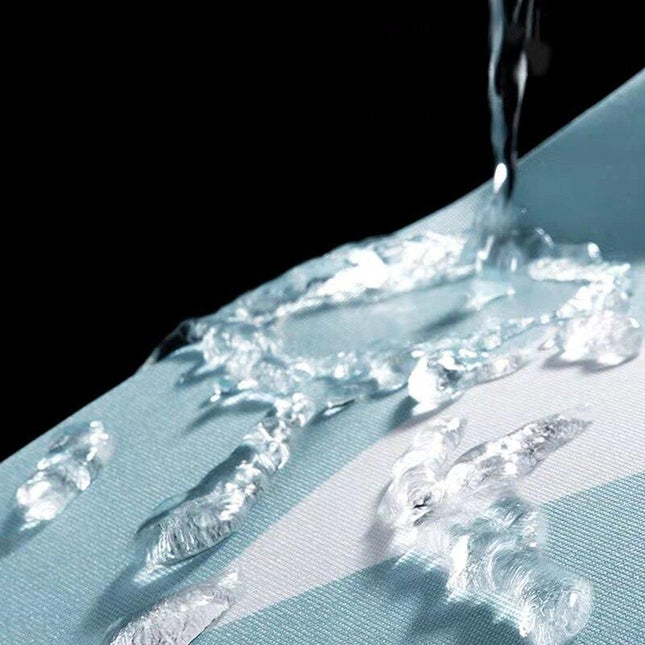 Vaaleansininen suihkuverho valkoisilla kolmioilla