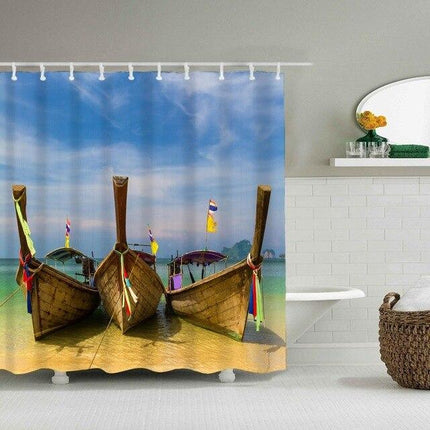 Suihkuverho veneillä trooppisella rannalla